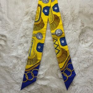 Hermes Twilly Twill 100% silk Epaulettes Jaune VIF / BLEU Yellow SOLD OUT RARE